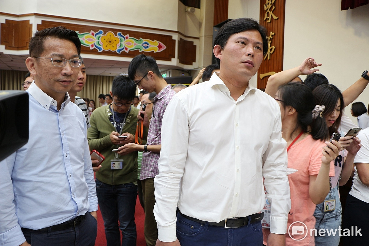 由於質詢台早已被國民黨立委推倒以及搬出會議室，時代力量立委黃國昌質詢時，站在主席台前的會議長桌，而會議室另一邊的備詢台也持續被藍委佔據，黃國昌展開漫長等待。 圖：廖品瑄／攝