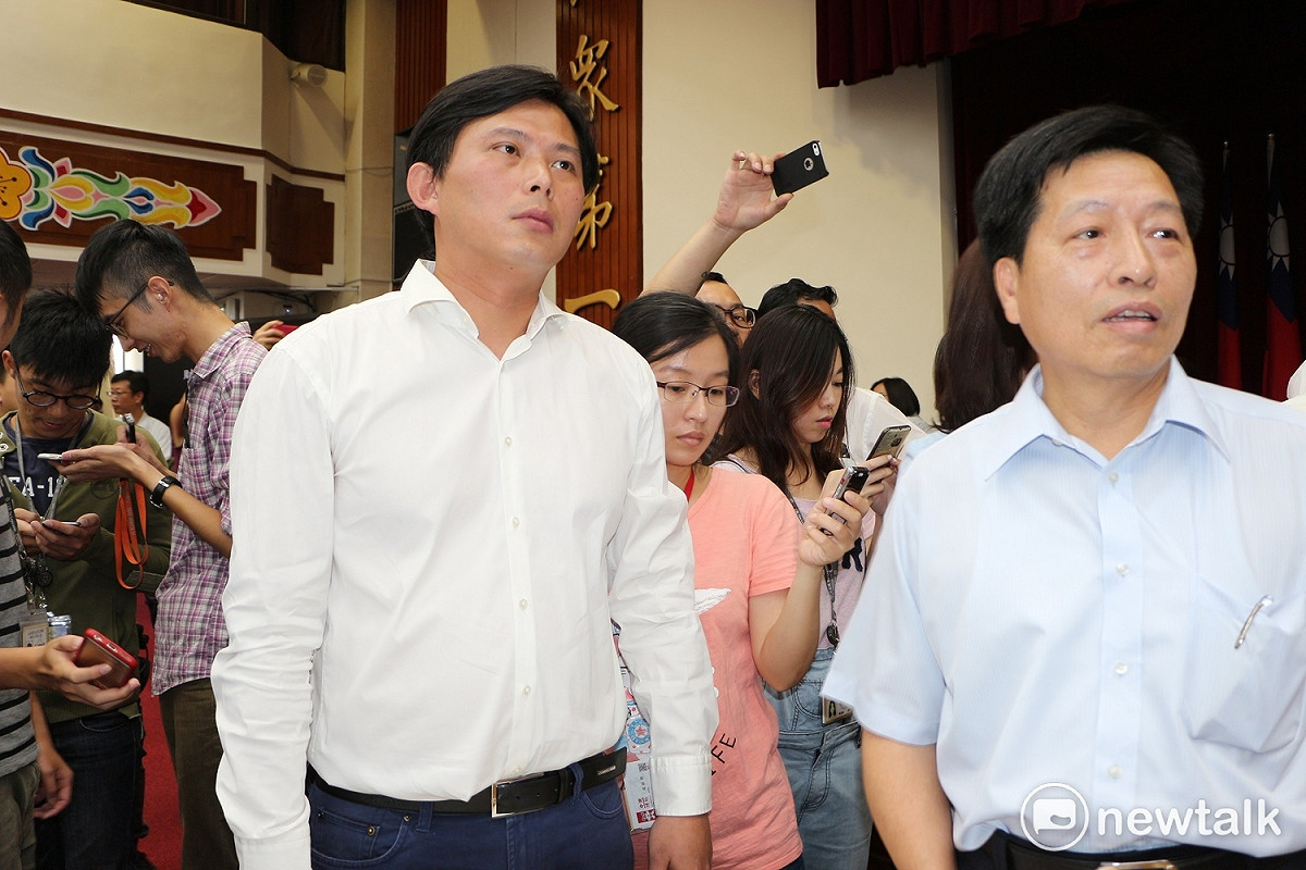 時代力量立委黃國昌等待上台質詢過程，綠委鄭寶清出面緩頰。 圖：廖品瑄／攝