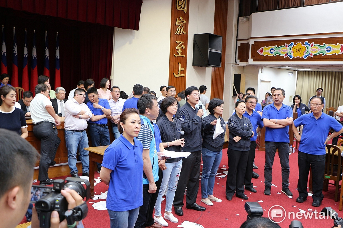 為反前瞻違法付委以及召委正當性，藍綠數度爆發肢體衝撞，藍委再出奇招，自行在主席台前形成一個「迷你委員會」，由同樣是身為召委的羅明才主持會議，與民進黨籍召委王榮璋同時進行會議。 圖：廖品瑄/攝