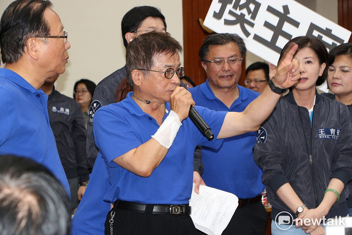 藍委賴士葆怒嗆，城鄉建設就是綁樁建設，是準備明年選舉用的，新北市三條軌道通通都在做，而且是年度預算，呼籲民進黨別魚目混珠，並要求民進黨只要把四年四千兩百億的母計畫書拿出來，國民黨便沒有第二句話。  圖：廖品瑄/攝