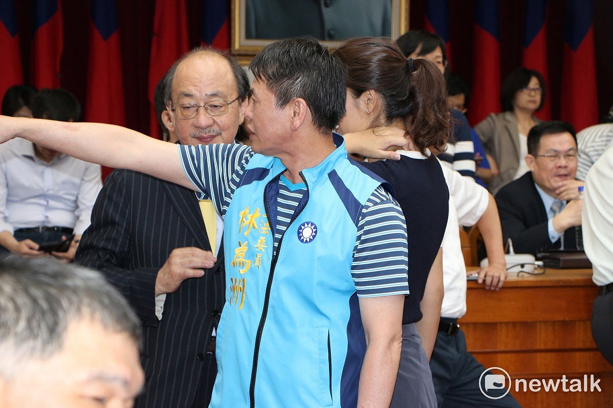 朝野立委爭執不斷，原本進行的會議與國民黨籍立委組成的迷你委員會同時進行。 圖：廖品瑄/攝