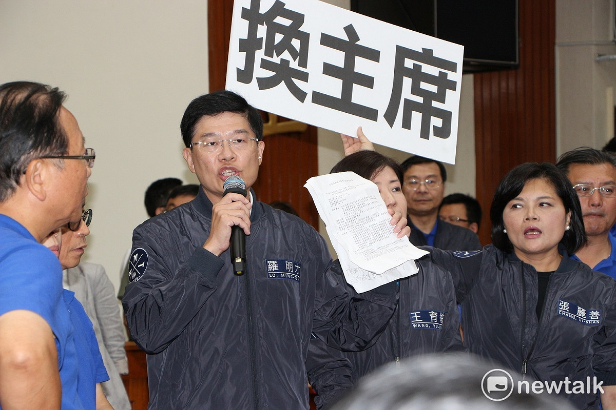 羅明才一拿到麥克風時，就立即宣布退回重擬，散會。 圖：廖品瑄/攝