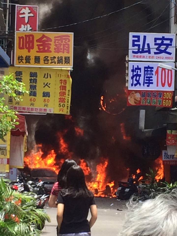 台中市西屯區西安街逢甲商圈一家日式餐廳今（18）日中午12時22分發生氣爆，有14人受傷送醫。 圖：翻攝自Dcard