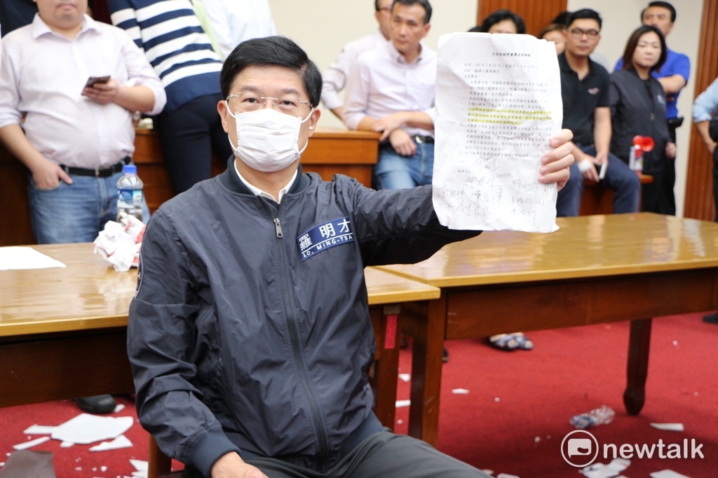 羅明才戴上口罩抗議，希望當立院財委會聯席會議主席。 圖：廖品瑄 / 攝