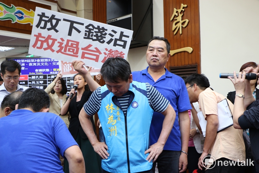 國民黨立委林為洲連番幾次衝突過後，累了！先休息一下。 圖：廖品瑄 / 攝