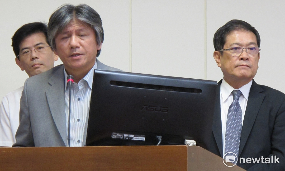 立法院經濟委員會18日審議礦業法修正案。經濟部次長楊偉甫（右一）與原委會副主委汪明輝（右二）兩人發言立場多次不同。 圖：林朝億/攝
