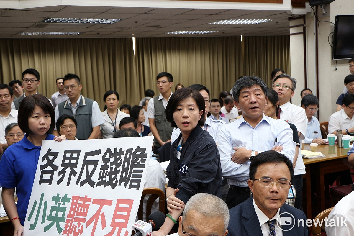 國民黨立委王育敏也隔空與洪慈庸言語交鋒，衛福部長陳時中站在旁邊聆聽時代力量黨團發言。 圖：廖品瑄/攝
