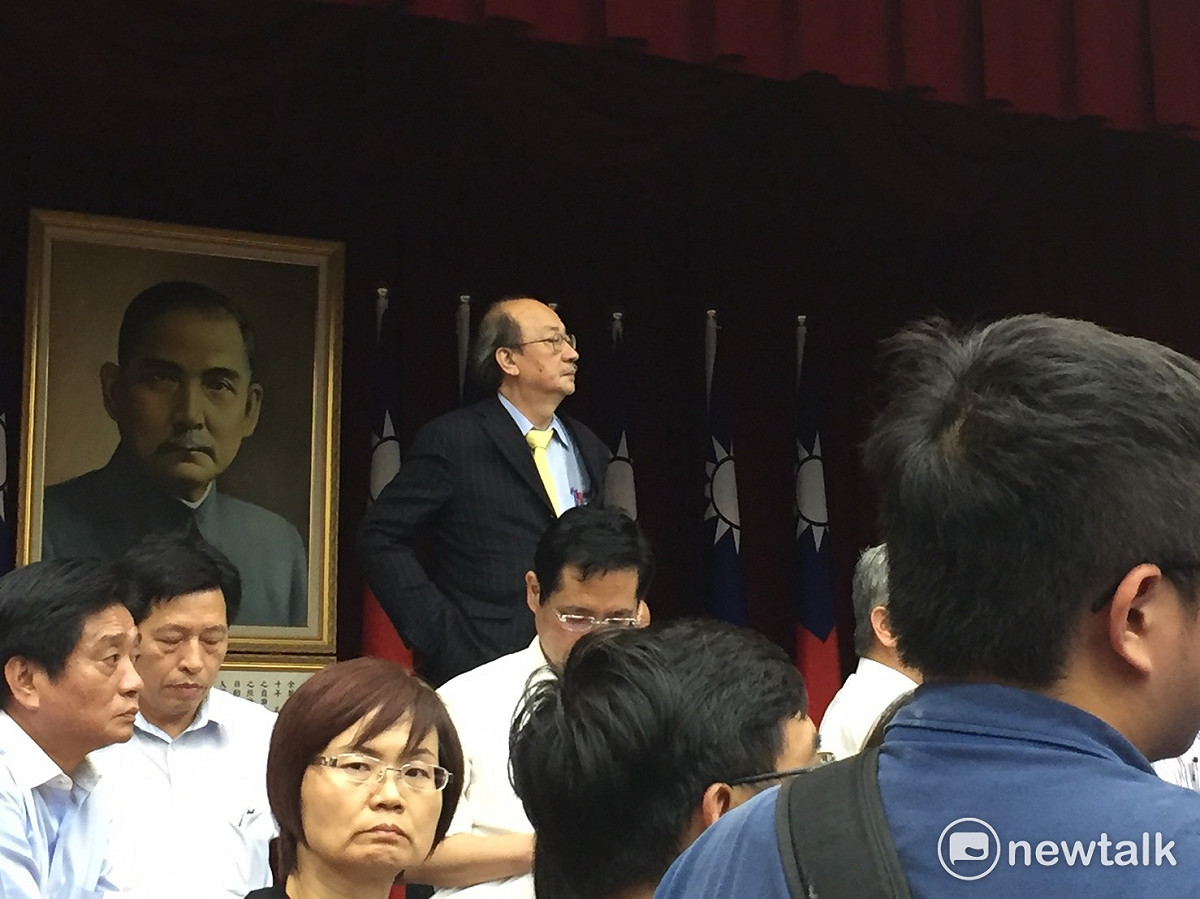 民進黨團總召柯建銘如老鷹般站在主席台上俯瞰國民黨團杯葛議事。 圖：廖品瑄/攝