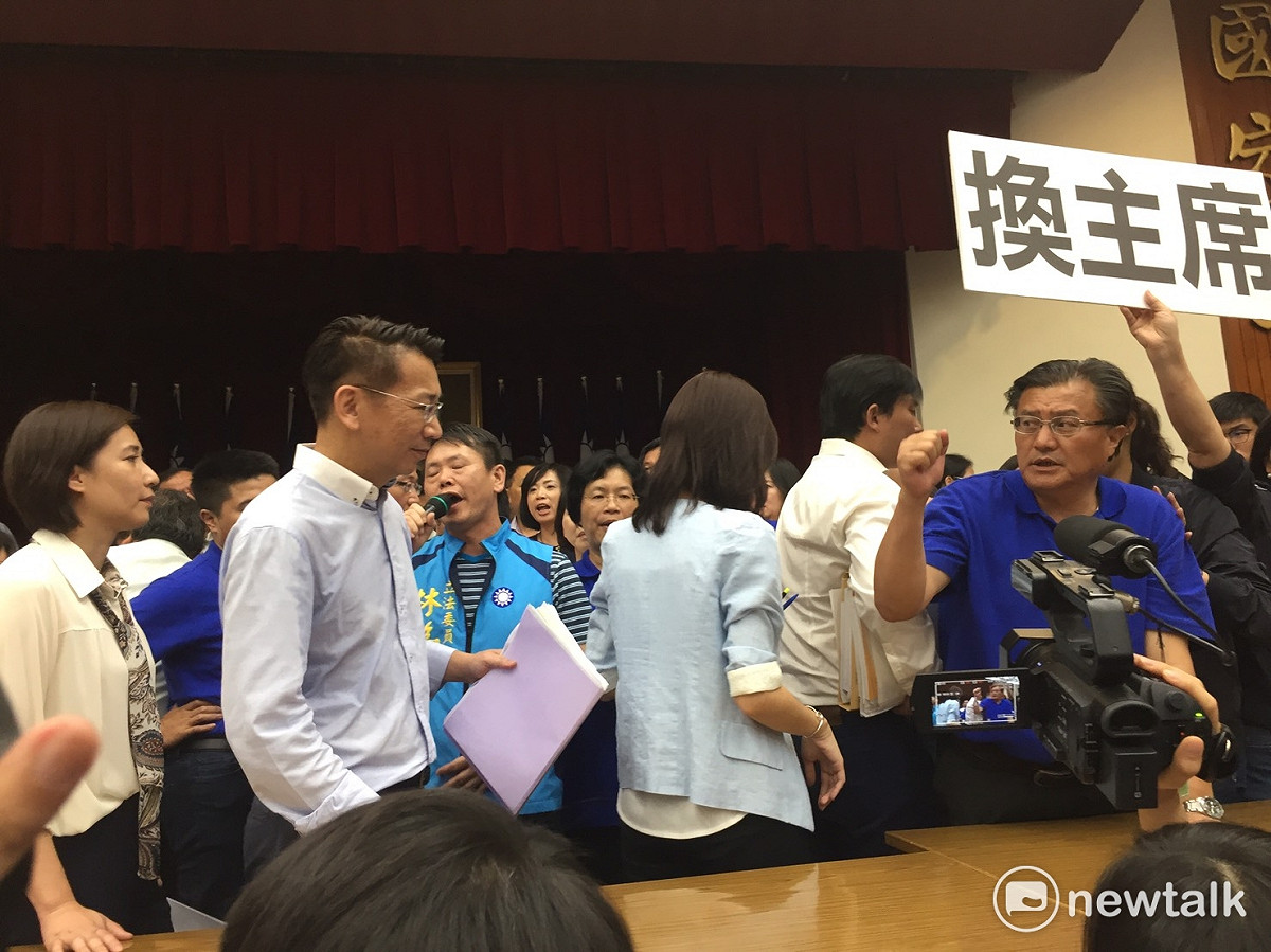 時代力量黨團在前方「罰站」一個小時後下台。 圖：廖品瑄/攝