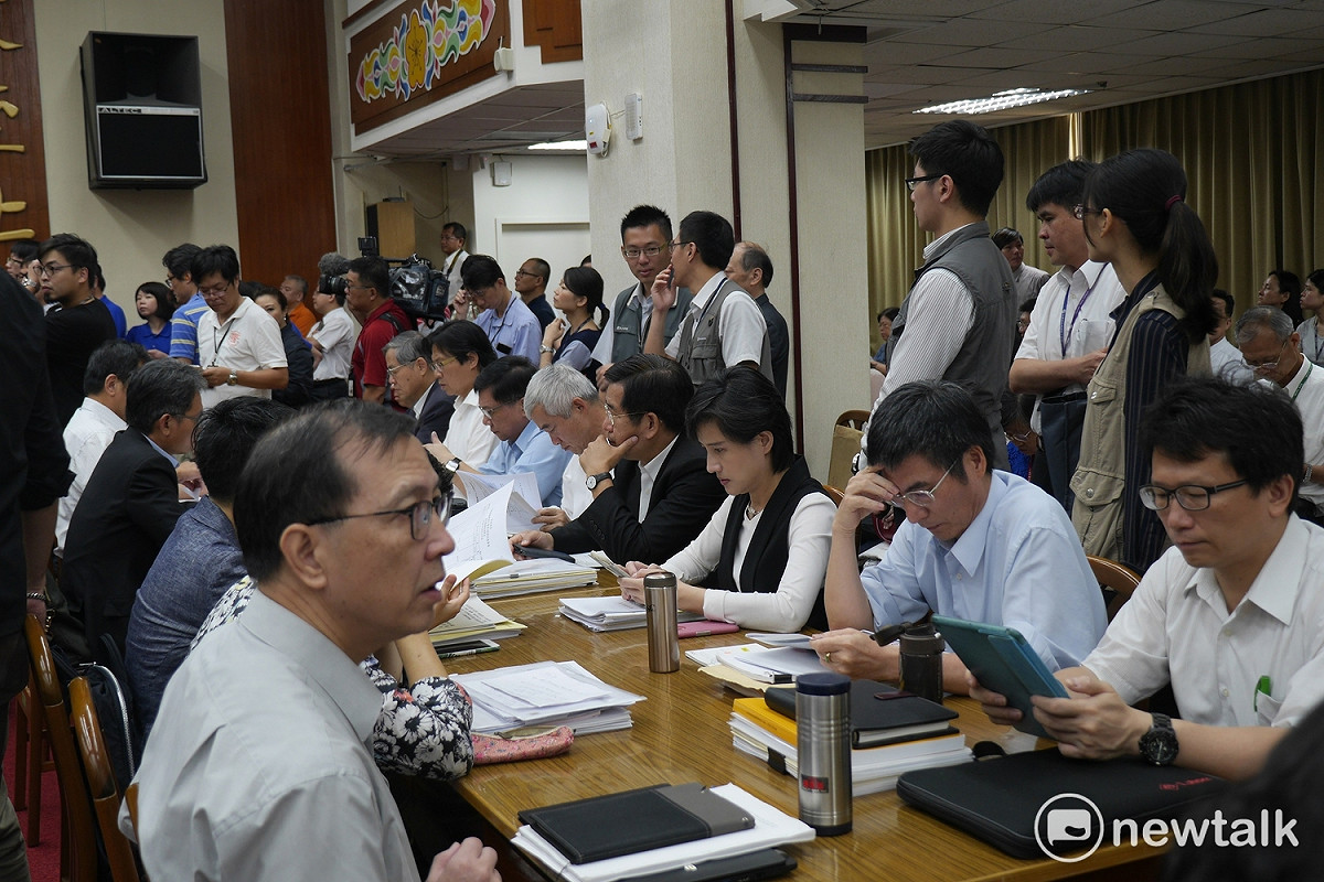 21個部會首長連續兩天坐在台下不能上台接受備詢，王榮璋最後宣布明天繼續處理提案。 圖：趙婉淳/攝