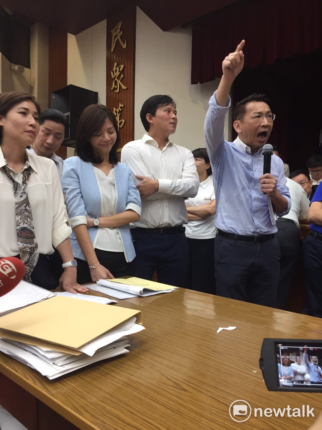 時代力量立委徐永明針對前瞻第7條預算未訂定「落日條款」，大聲斥責國民黨，並嗆「國民黨被賣掉，找時代力量出氣」、「你們（國民黨）那麼笨，我們怎麼可能跟你們一起」。 圖：廖品瑄/攝
