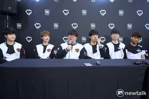 今日（25）公布了韓國賽區（LCK）季後賽賽程與相關企劃資訊，由於採行「冒泡戰」，所以會分做外卡戰與正是的季後賽，而根據近期的積分排名，如果SKT不能重振雄風、再顯神威，恐怕得從外卡戰打起！ 圖：蔡幸秀/攝