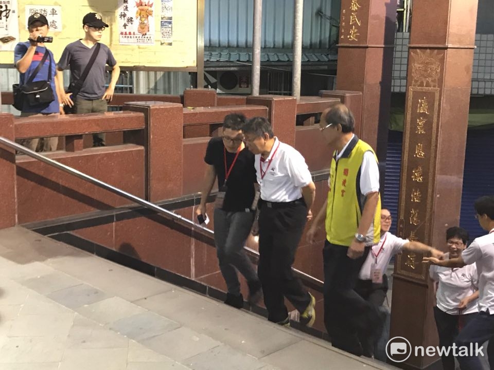 台北市長柯文哲（中）19日赴關渡宮為世大運祈福。 圖 : 周煊惠／攝