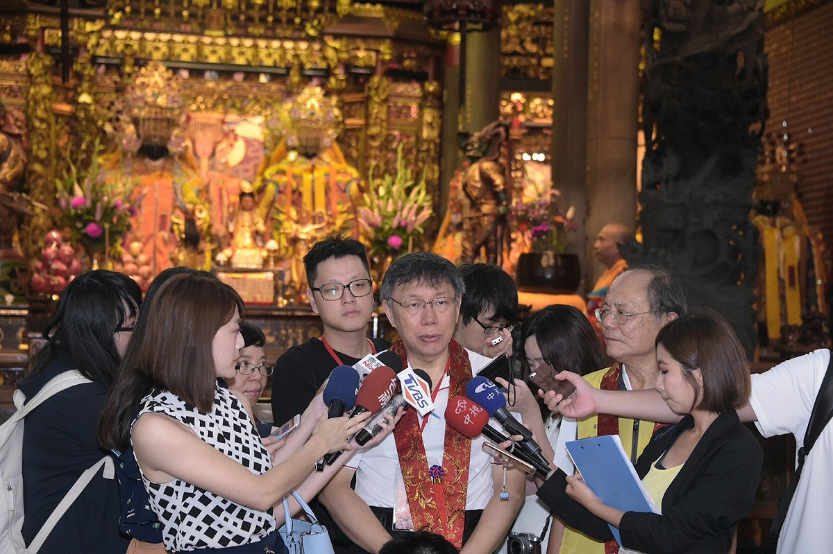 台北市長柯文哲（中）表示，雖然同志勞工享婚假、陪產假的部分並非法律，效力不及私人機關，僅公家機關內皆適用。 圖 : 台北市政府提供