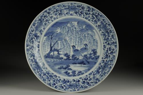 故宮南院向大阪市立東洋陶瓷美術館借展，其中一件有 300多年歷史的「青花柳葉鳥紋盤」文物，18日上午在南院展廳內原位置盤體脫落。故宮表示，19日下 午策展人小林仁將到南院勘查，初步勘查無外力破壞。  圖：國立故宮博物院提供