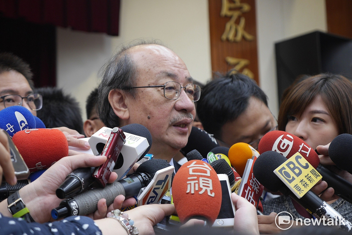立院財政委員會審議前瞻基礎建設計畫第１期預算案，國民黨針對「主席違法，會議無效」持續杯葛，民進黨立院黨團總召柯建銘表示，今天「以不變應萬變」。 圖：趙婉淳／攝
