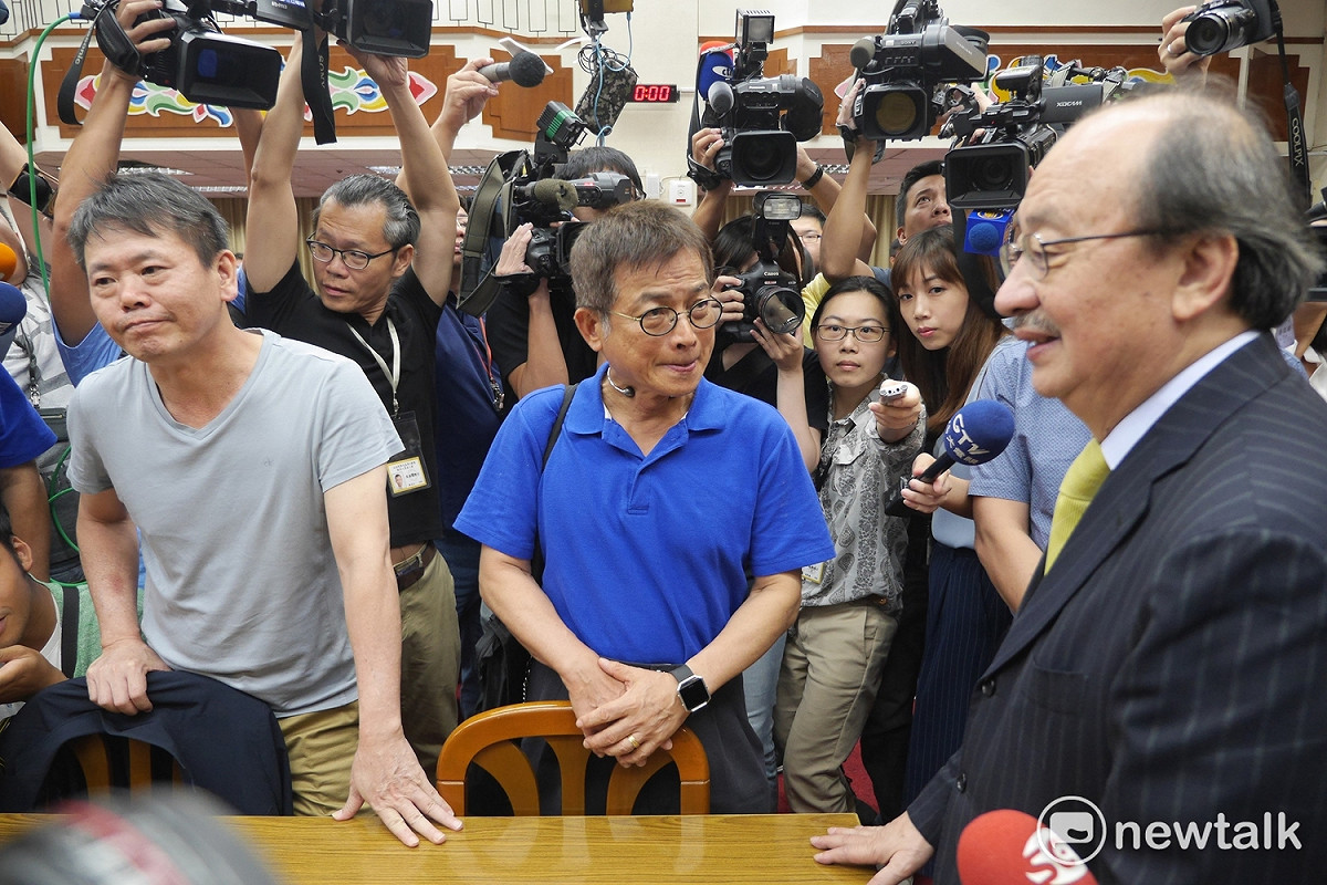 國民黨團連日加開黨團大會討論前瞻攻防策略，上午九時許步入會議室時，國民黨立委賴士葆與國民黨立院黨團書記長林為洲首先跟民進黨立院黨團總召柯建銘討論召委合法性，提議先召開協商決定主席為何。 圖：趙婉淳／攝