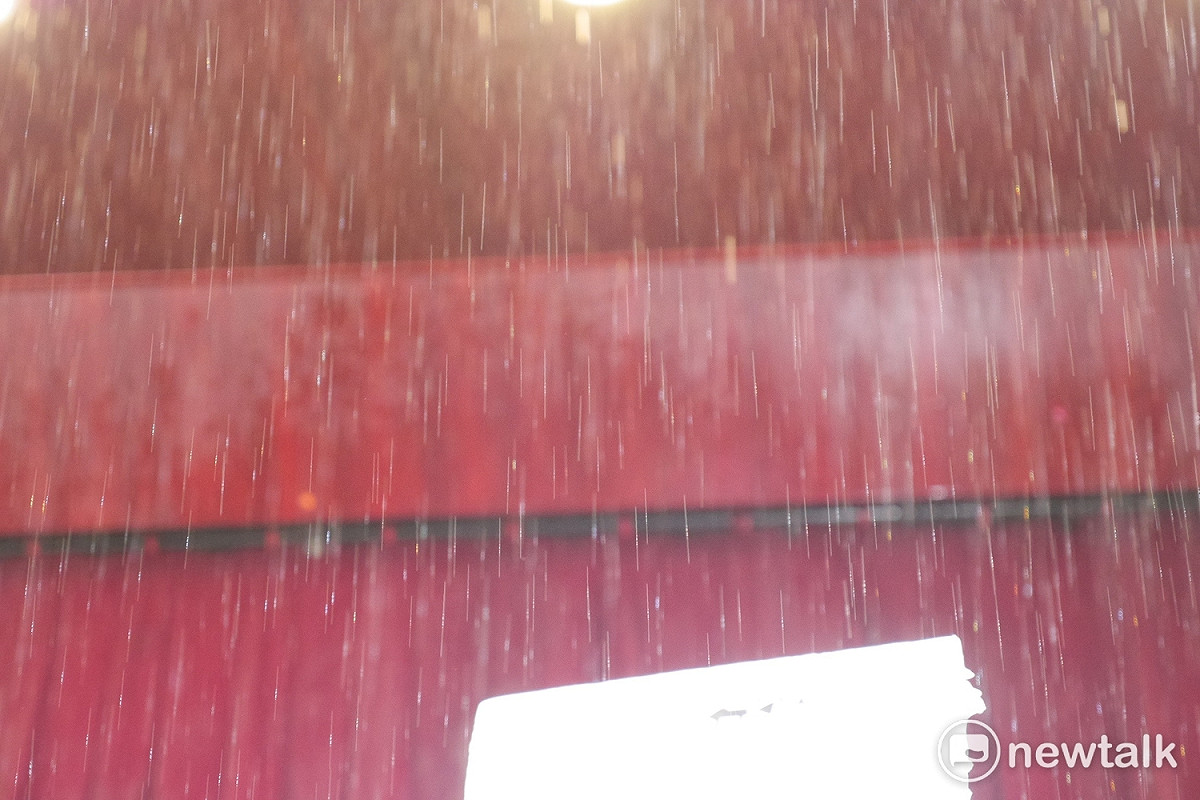 立法院審議前瞻基礎建設預算案的會議室瞬間向下雨般。 圖：廖品瑄／攝