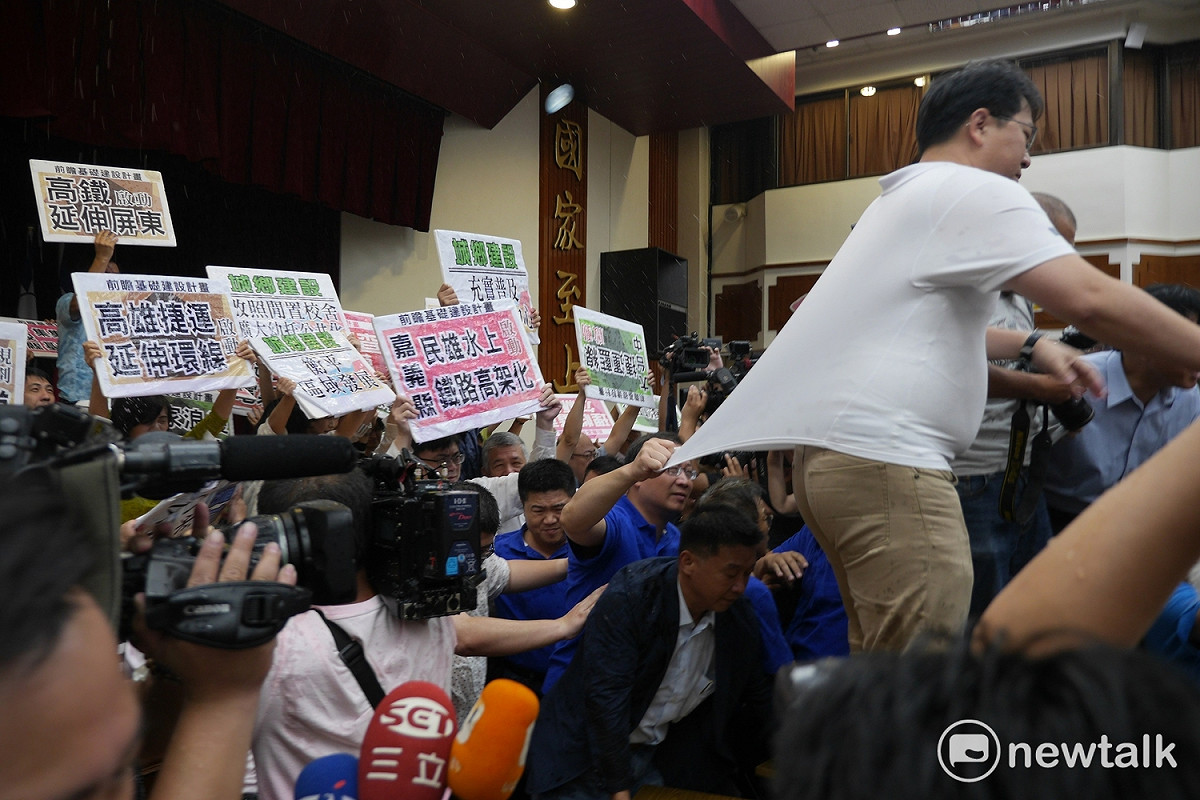 藍委欲把綠委從桌子上拉下來。 圖：廖品瑄／攝