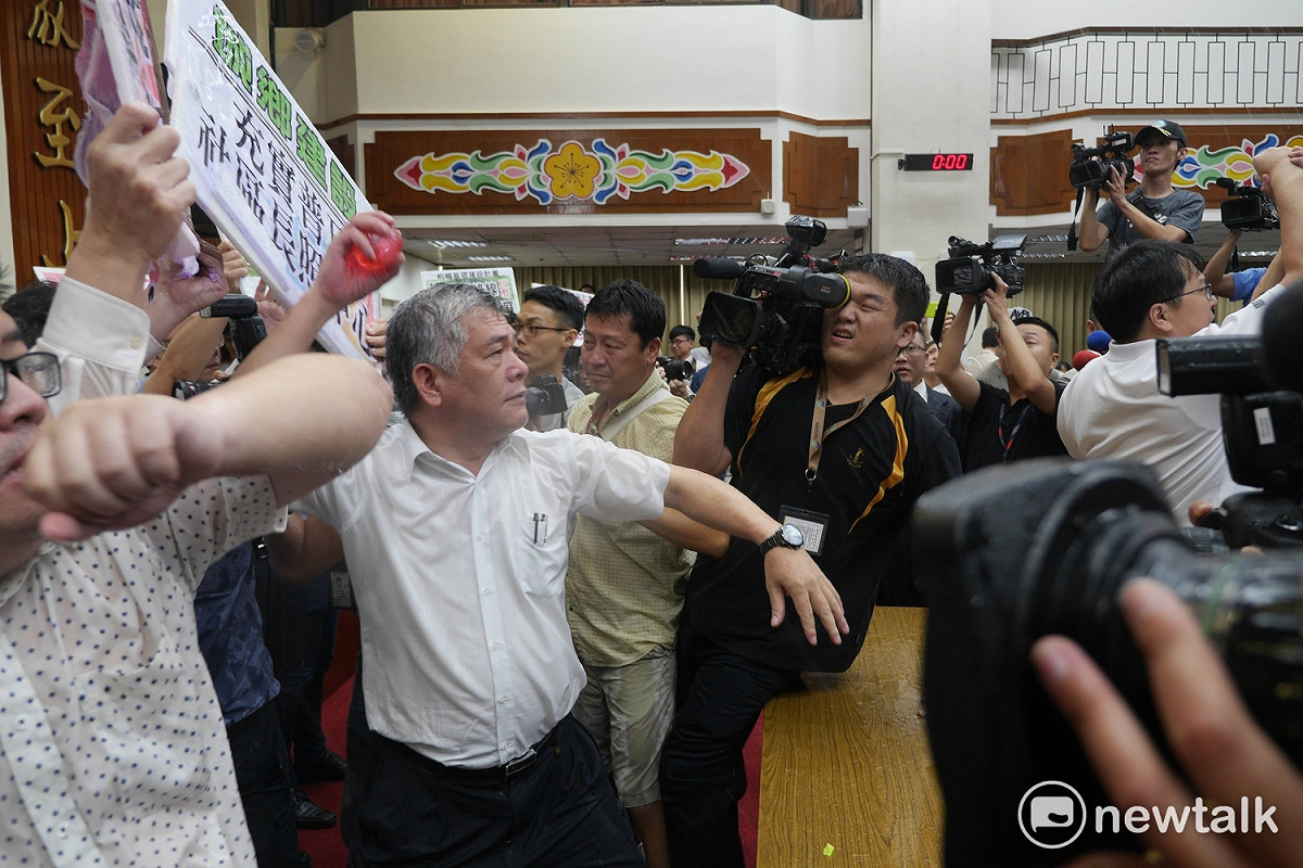 綠委也拿起藍委的水球反攻回去。 圖：廖品瑄／攝