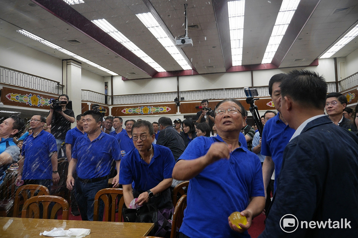 國民黨團不滿，展開水球攻勢。 圖：廖品瑄／攝