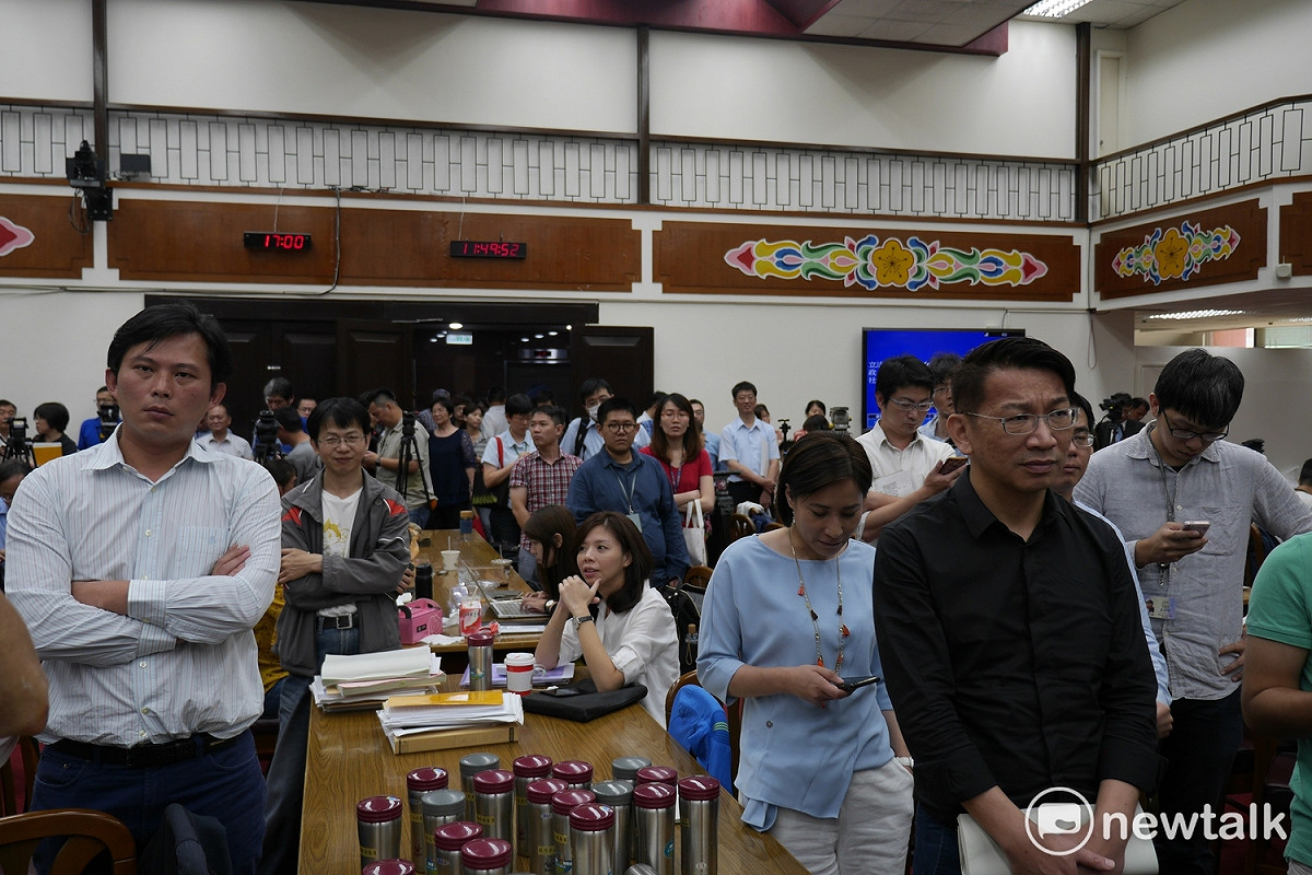 時代力量黨團神情嚴肅地觀看藍綠立委不斷推擠衝撞。 圖：廖品瑄／攝