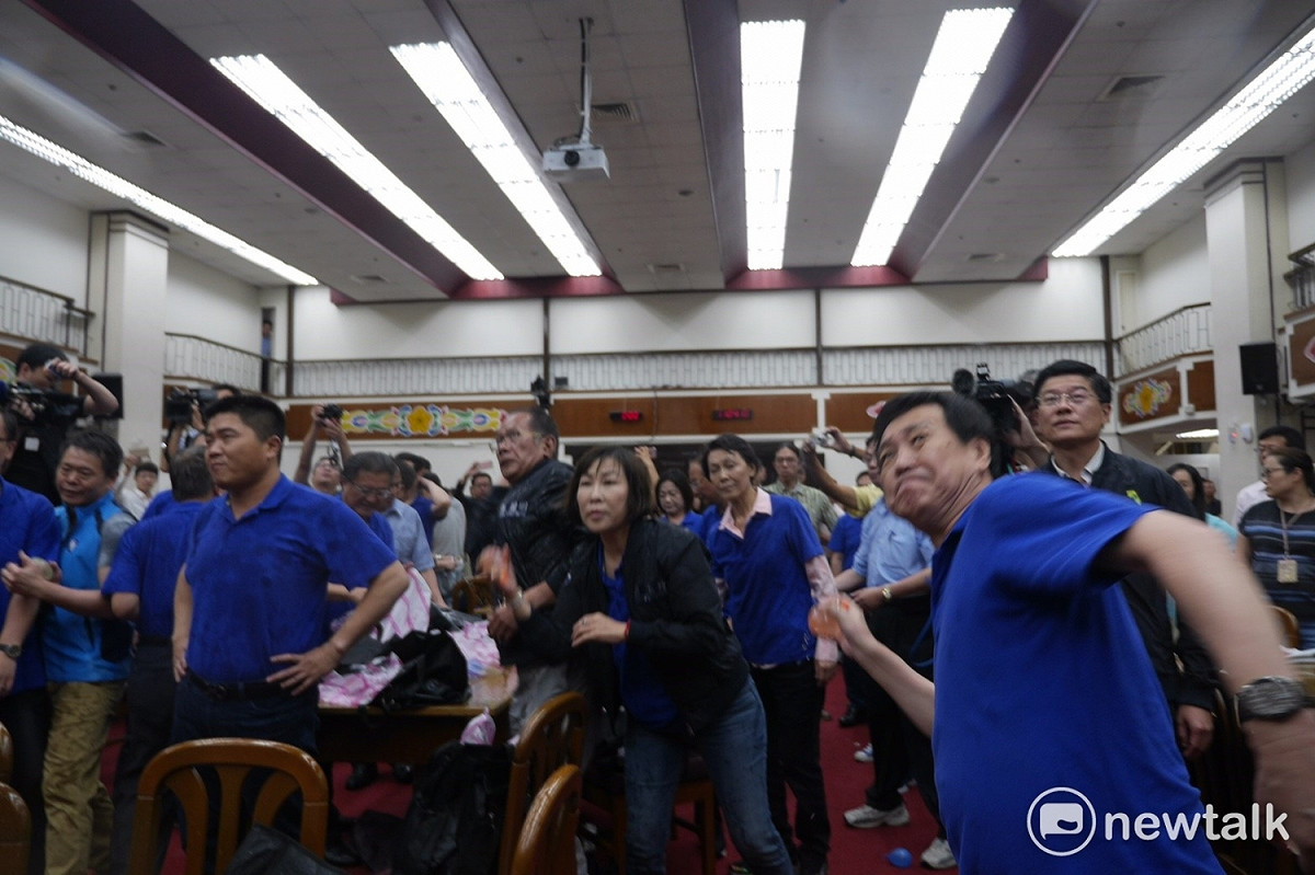 國民黨立委19日因滿不民進黨立委王榮璋宣讀立委提案，氣憤的朝主席台潑灑麵粉、丟擲水球，並高喊「錢坑法案 退回重編」等口號。 圖：趙婉淳／攝