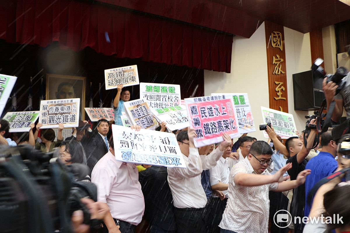 面對藍委們的大肆攻擊，綠委也在台上用抗議板搭起一道道防護牆做抵擋。 圖：廖品瑄/攝