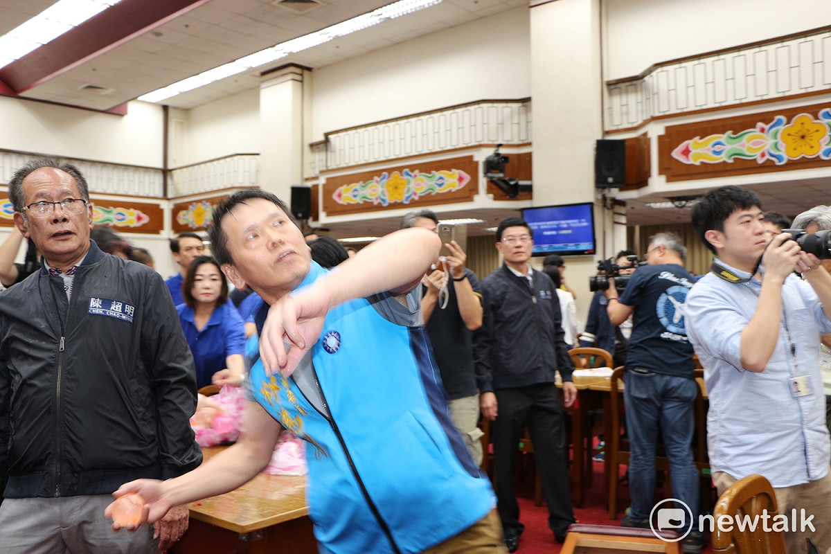 國民黨立委陳為洲更是站在台前第一道攻防線上，朝著台上丟持水球。 圖：廖品瑄/攝
