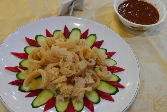 下酒菜「水煮魷魚佐五味醬」是道簡單料理，但沾醬大有學問，14位評審一致投票讚好。 圖:高雄市經發局提供
