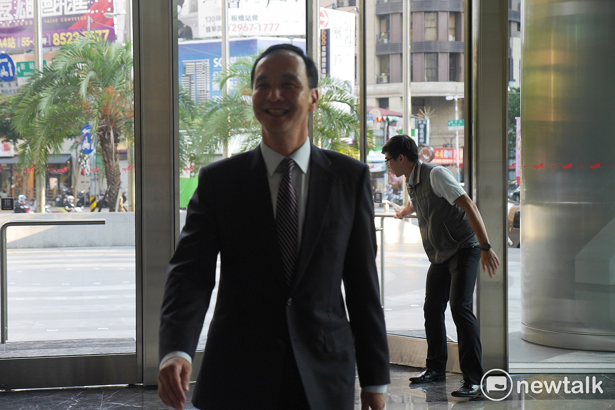 新北市長朱立倫今（19）天晚間宴請昔日他擔任黨主席時的黨部主委，以及黨副主席、副秘書長、文傳會、行管會等黨務主管，席開3桌共邀36人。 圖：趙婉淳／攝