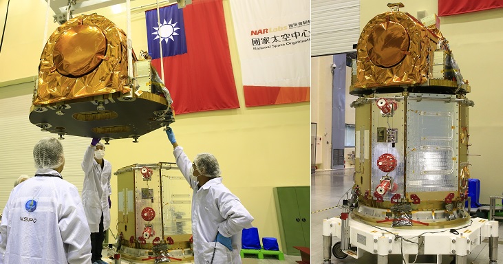工作人員於2015年5月12日進行光學遙測酬載吊掛準備與與衛星本體組合；右：光學遙測酬載與福衛五號結合。 圖:取自國家實驗研究院
