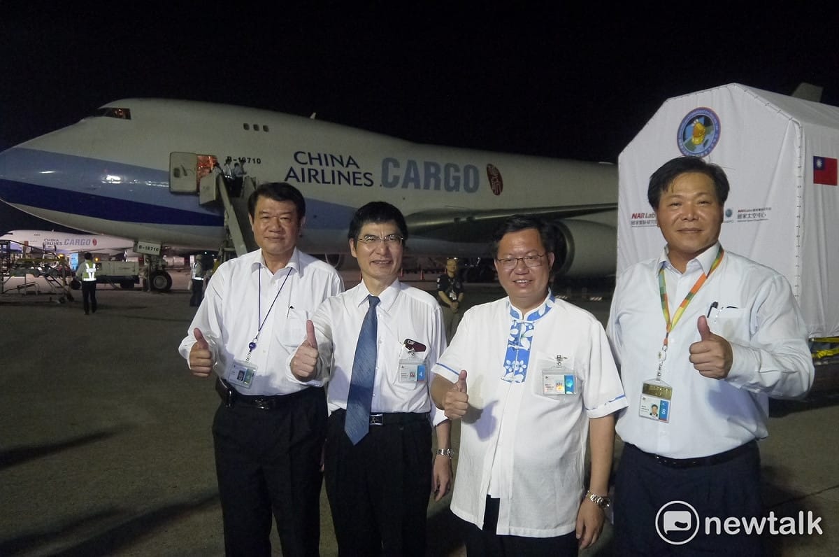 陳良基與鄭文燦在福衛五號與波音747-400前合影留念。 圖：鍾孟軒/圖