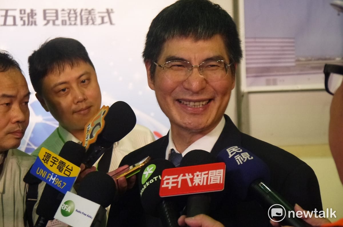 科技部長陳良基說：「福衛五號真的很像說自己養的Baby，然後養到現在長大了準備要把他放出門了。」 圖：鍾孟軒/圖