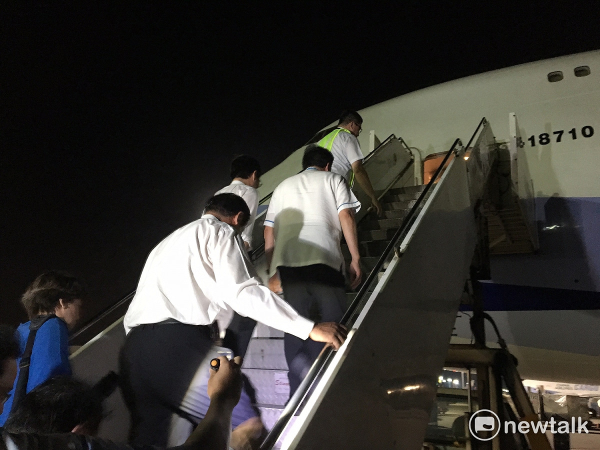 在福衛五號升載進中華航空波音747-400貨機後。機組人員率市府團隊、科技部人員上貨運機參觀。 圖：鍾孟軒/攝