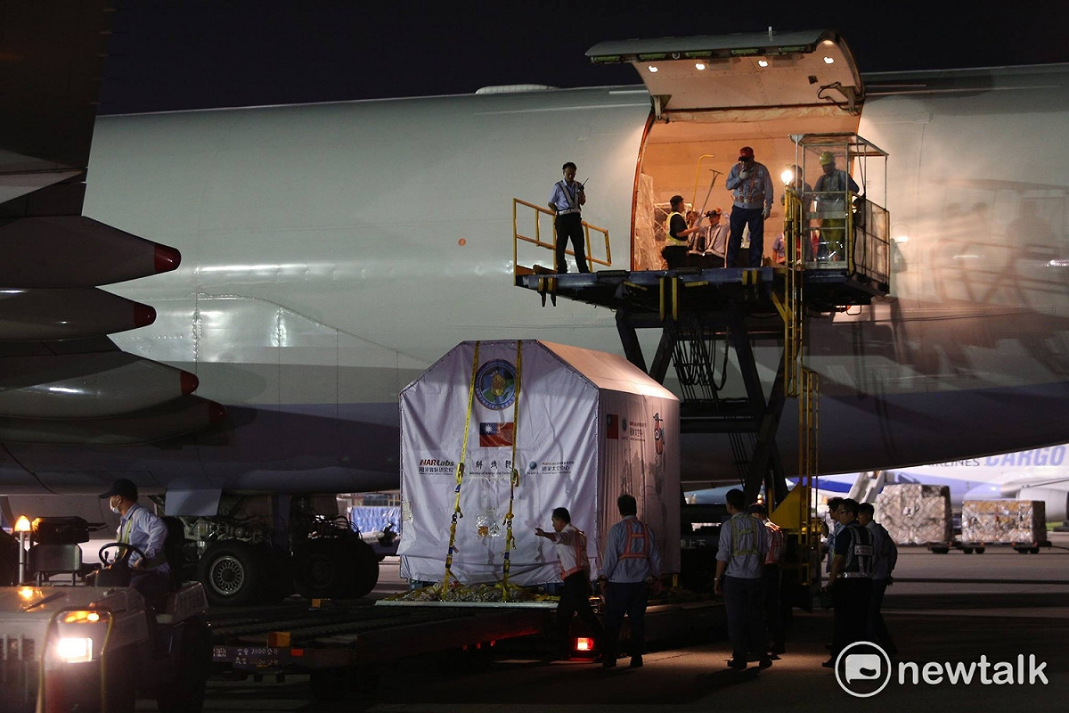 福衛五號從華儲倉庫運抵停機坪在波音747-400貨機前，接駁車運抵機門下，準備進行升載進貨機內。 圖：陳奕/攝