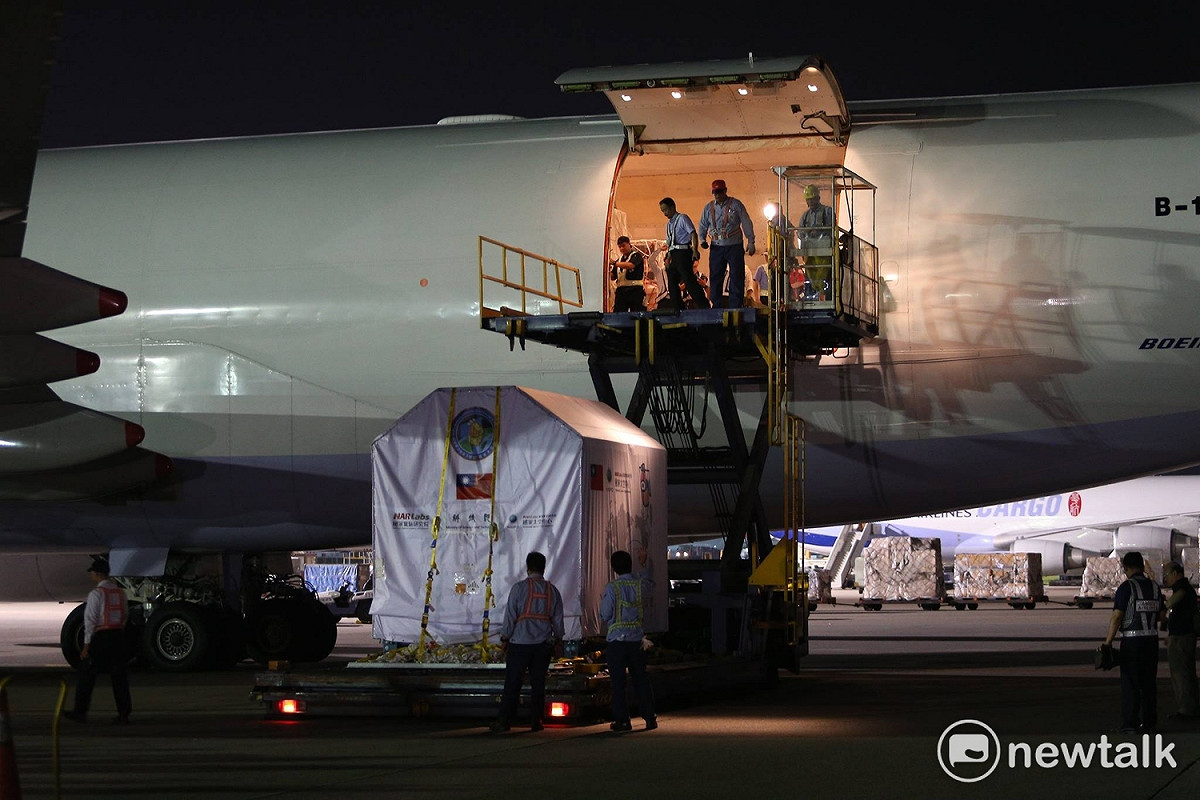 福衛五號從華儲倉庫運抵停機坪在波音747-400貨機前，接駁車運抵機門下，準備進行升載進貨機內。 圖：陳奕/攝