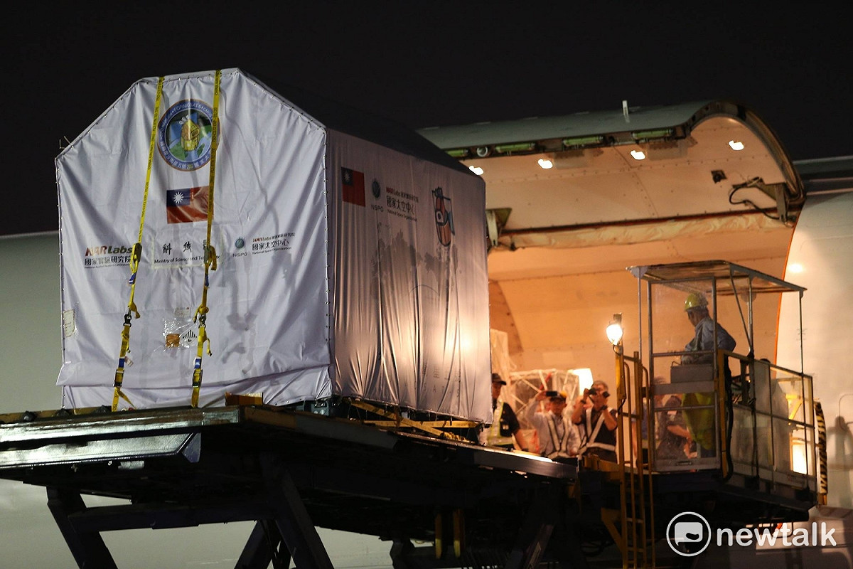 福衛五號7月19日啟運前往美國加州范登堡空軍基地發射場，進行升空前的最後測試驗證，以及與獵鷹9號（Falcon-9）火箭結合作業。預計於台北時間8月25日發射升空。 圖：陳奕/攝