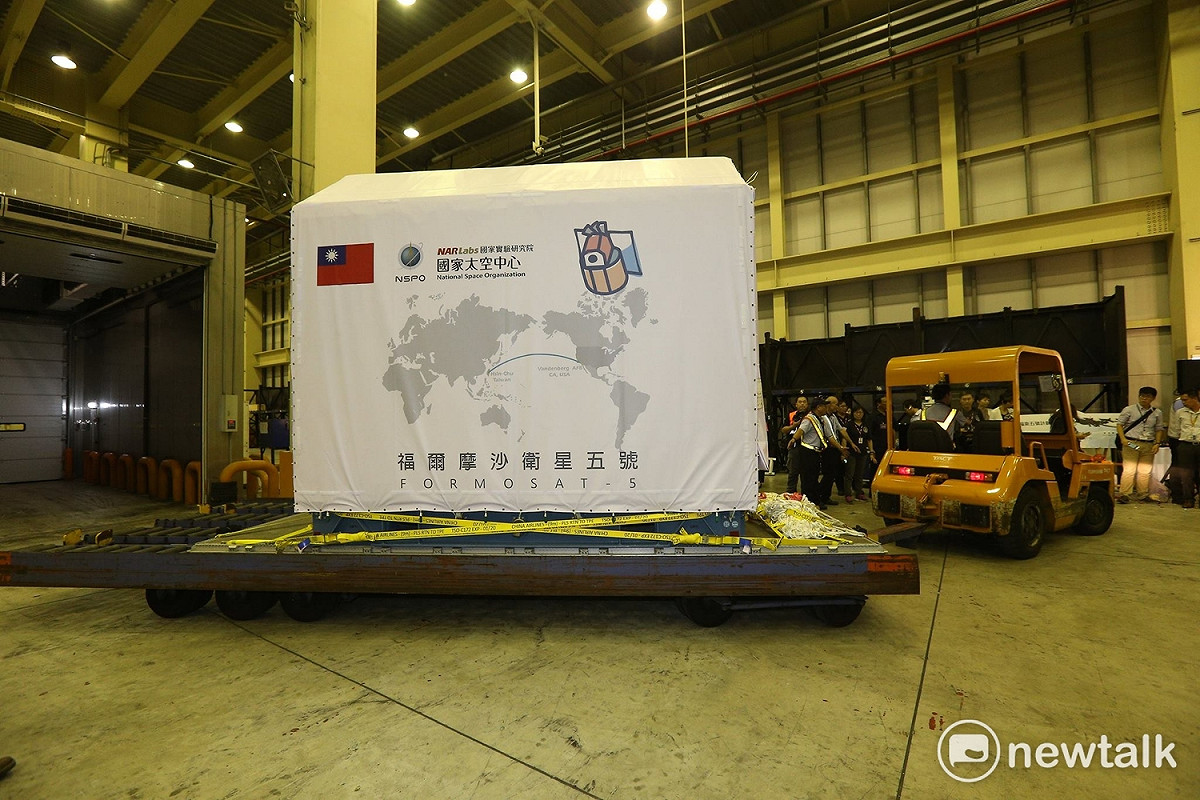 福衛五號7月19日晚上從桃機場華儲倉庫運送到停機的過程，在場工作人員都不住舉起手機猛拍照，留下這歷史性的一刻。 圖：陳奕/攝