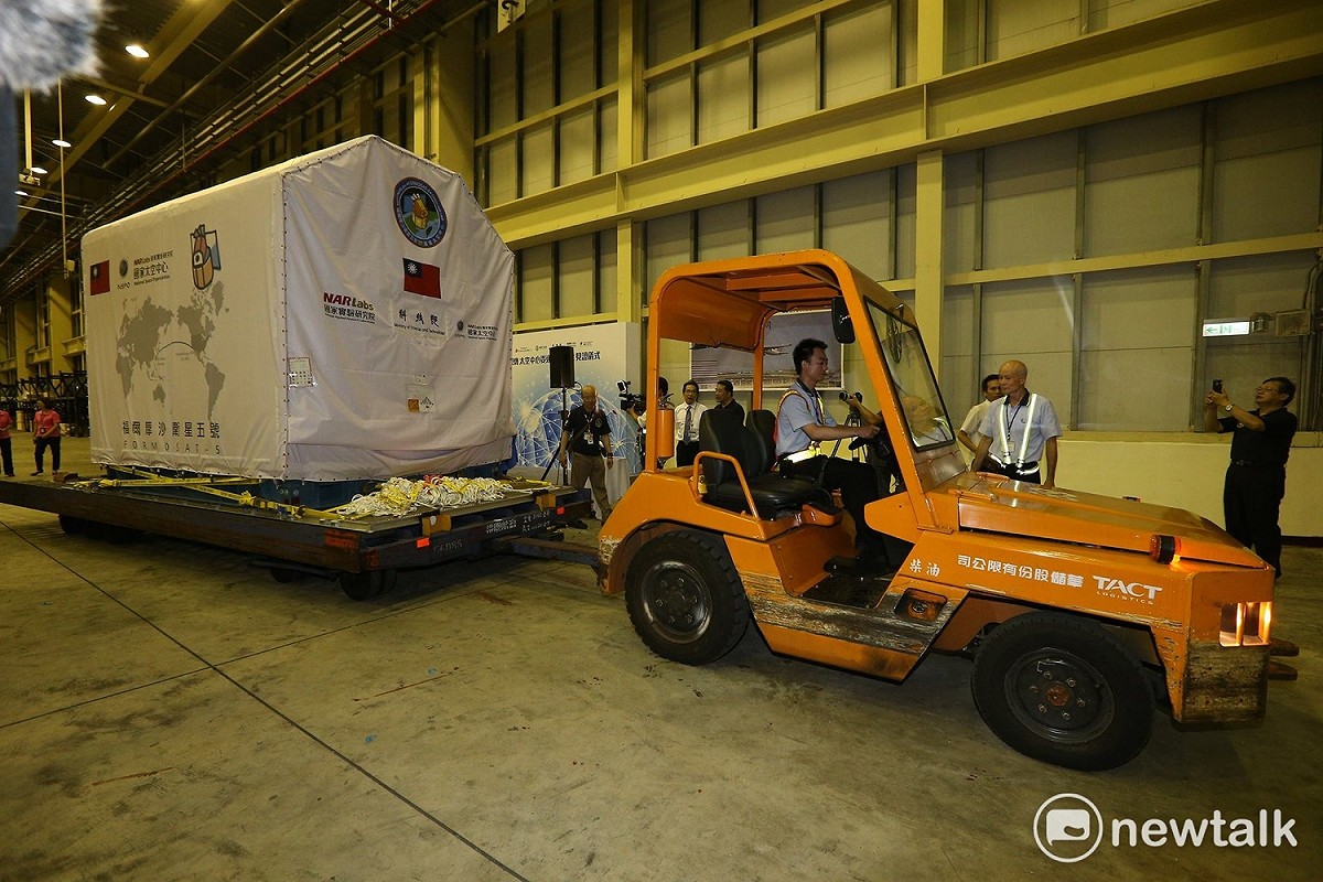 福衛五號7月19日晚上從桃機場華儲倉庫運送到停機的過程，在場工作人員都不住舉起手機猛拍照，留下這歷史性的一刻。 圖：陳奕/攝