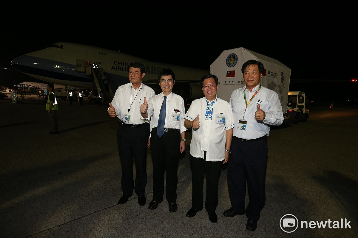 見證福衛五號啟運前往美國的科技部陳良基  桃園市長鄭文燦 華航董事長何煖軒等人，於福衛五號送抵桃園機場停機坪停妥後，在這歷史性的一刻，不忘豎起大姆指合影稱讚。 圖：陳奕/攝
