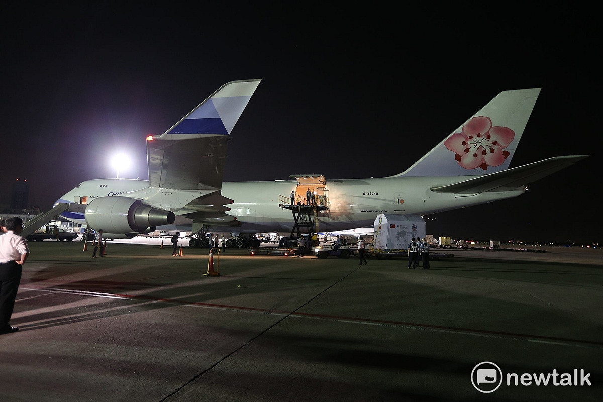 福衛五號從華儲倉庫運抵停機坪波音747-400貨機前，正在等待機組人員準備運送上機。 圖：陳奕/攝