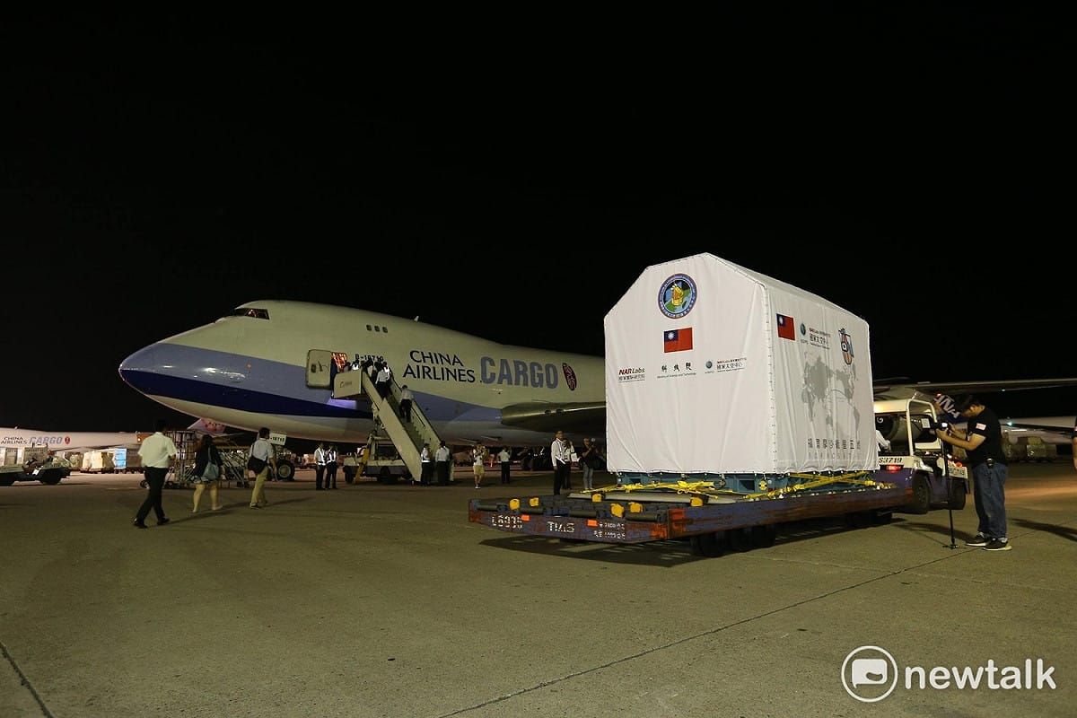 福衛五號從華儲倉庫運抵停機坪在波音747-400貨機前，正在等待機組人員準備運送上機。 圖：陳奕/攝