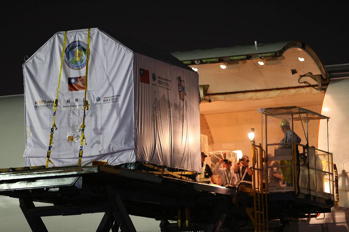 桃園機場地勤人員正進行福衛五號，升載進波音747機倉。7月19日啟運到美國加州，預計於台北時間8月25日發射升空的福衛五號，運送進中華航空波音747-400貨機的過程。福衛五號是我國首枚自主發展的高解度光學遙測衛星。 圖：陳奕/攝