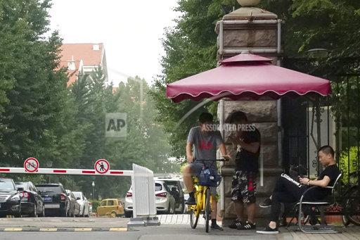 劉曉波和劉霞位於北京的家外面，在劉曉波病逝後，有數名公安駐守，以阻擋劉的親友和記者靠近，特別是頭七這天。 圖:達志影像/美聯社