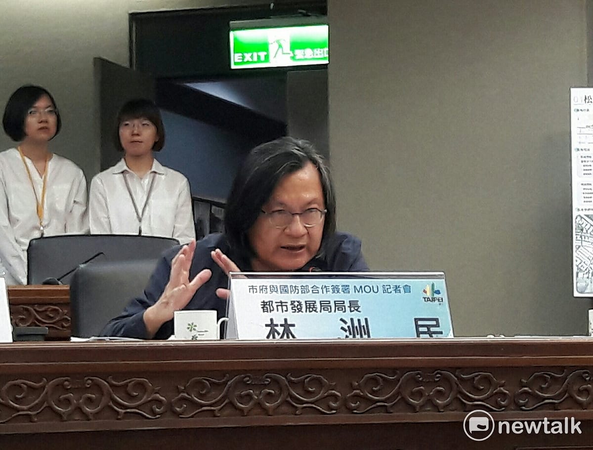 都市發展局長林洲民用簡報說明兩項合作案的詳細內容。 圖：張芸嘉/攝（資料照片）