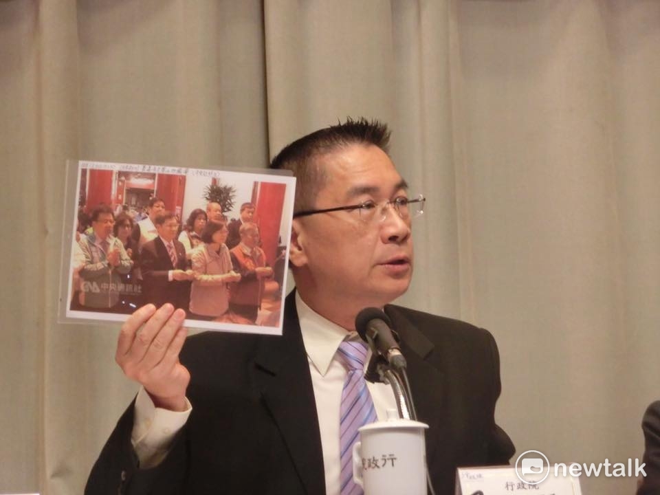 行政院發言人徐國勇出示蔡英文總統於今年農曆春節期間到嘉義九華山地藏庵參拜，手上拿香的照片，證明政府不可能有「滅香」的行動。 圖：謝莉慧/攝