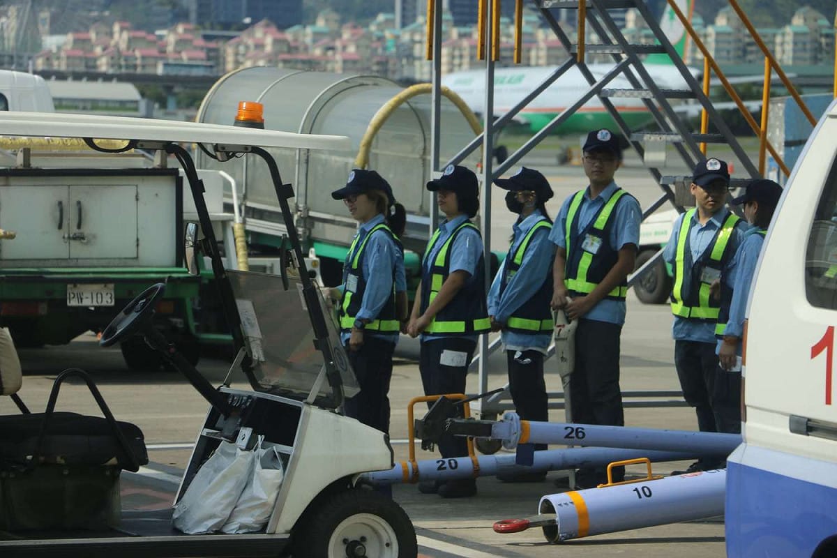 等候飛機停泊的機坪地勤人員 圖：Airway世界民航雜誌提供