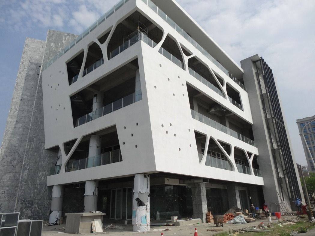昔親密戰友今（２０）開嗆，陳明文 張花冠嘉義縣空殻的食安大樓預算鏖戰。 圖:翻攝自陳明文臉書