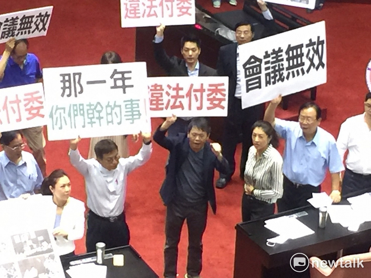 為了反對前瞻特別預算，國民黨團21日在立法院議場高舉會議無效違法付委等標誥抗議。 圖：林人芳／攝
